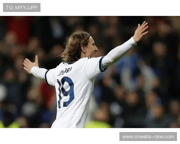 终场哨响，克罗地亚老将莫德里奇跪地掩面：欧洲杯预选赛关键战失利