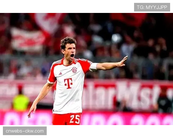 特写：老将穆勒在替补席上通过平板电脑即时分析场上的转换态势